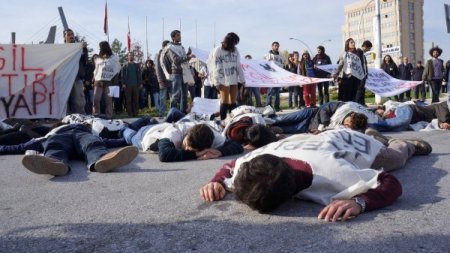 ODTÜ önünde açlık grevi protestosu