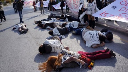 ODTÜ önünde açlık grevi protestosu