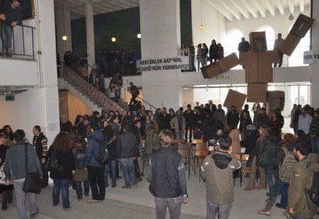 ODTÜ’de yaşananları kınayan rektörü protesto ettiler
