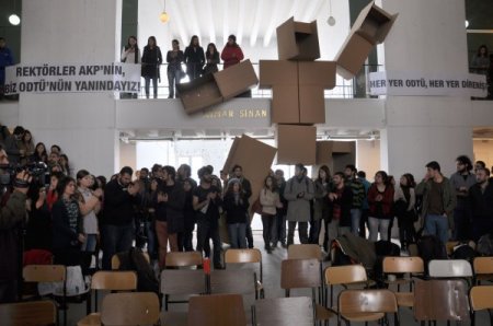 ODTÜ’de yaşananları kınayan rektörü protesto ettiler