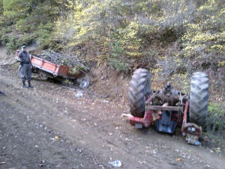 Odun yüklü traktör devrildi: 1 ölü
