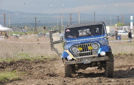 Off Road yarışları nefes kesti