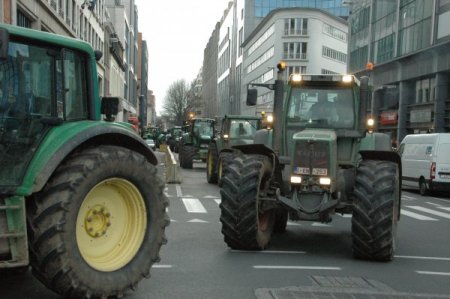 Öfkeli çiftçiler, Brüksel'i traktörleri ile felç etti