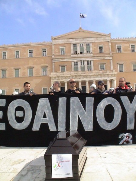 Öfkeli Kalabalık, Atina Meydanını Tahrir'e Çevirdi