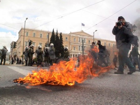 Öfkeli Kalabalık, Atina Meydanını Tahrir'e Çevirdi