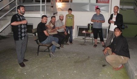 Of’ta Teravih Öncesi Cemaate Çay Ücretsiz