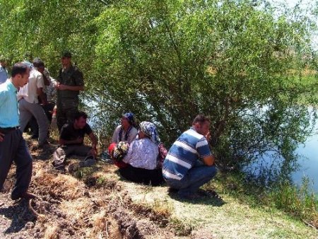 Oğlunu Kurtarmaya Çalışan Baba Da Boğuldu
