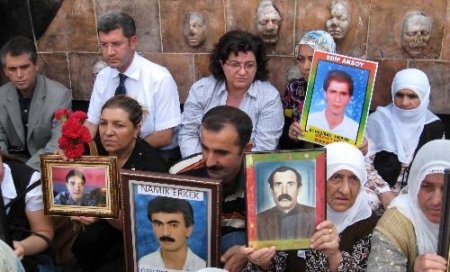 Oğlunu 'termoslu Bomba Saldırısı'nda Kaybeden Anne, Bombacılara Lanet Okudu