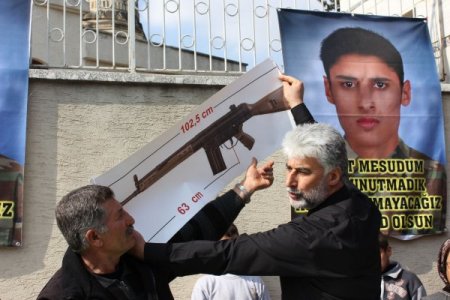Oğlunun Askerde İntihar Etmediğini Tüfek Maketi Üzerinde Anlattı