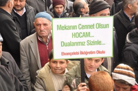 Oğlunun cenaze namazını kıldırdı