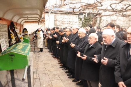 Oğlunun cenaze namazını kıldırdı