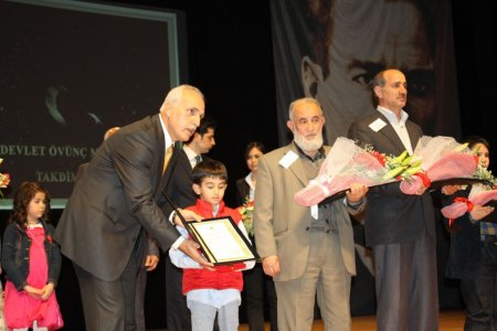 Oğlunun madalyasını ağlayarak aldı