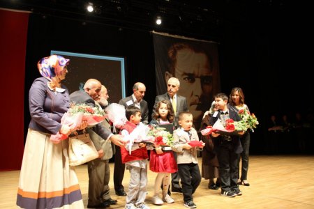 Oğlunun madalyasını ağlayarak aldı