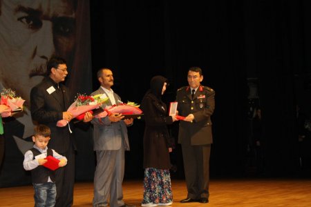 Oğlunun madalyasını ağlayarak aldı