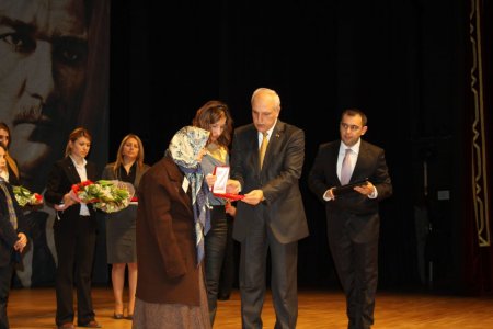 Oğlunun madalyasını ağlayarak aldı