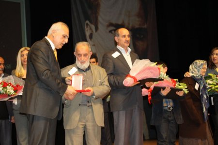 Oğlunun madalyasını ağlayarak aldı