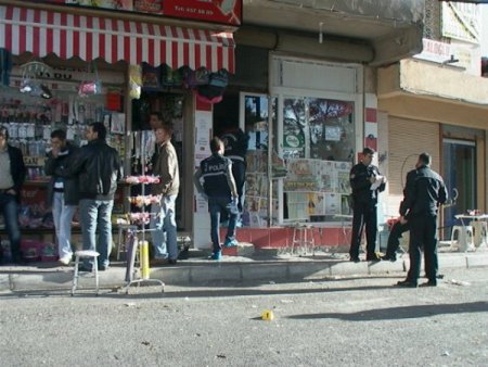 Oğlunun okuldan çıkmasını bekleyen genç kadın öldürüldü