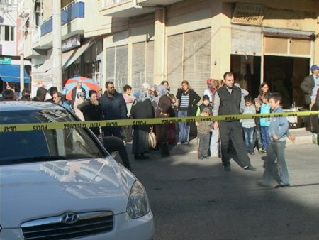 Oğlunun okuldan çıkmasını bekleyen genç kadın öldürüldü