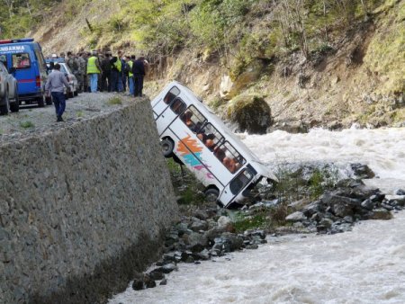 Öğrenci Midibüsü Dereye Uçtu: 22 Yaralı