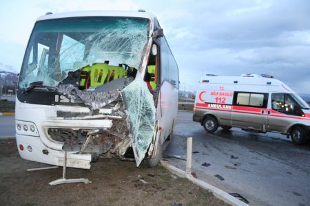 Öğrenci servisi ile TIR çarpıştı: 14 yaralı
