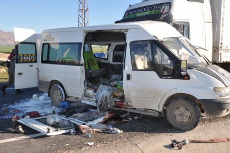 Öğrenci servisi ile TIR çarpıştı: 2 ölü, 7 yaralı