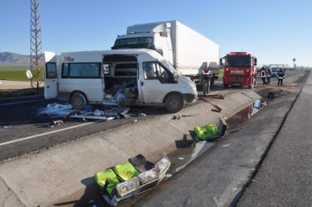 Öğrenci servisi ile TIR çarpıştı: 2 ölü, 7 yaralı