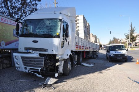 Öğrenci servisi ile TIR çarpıştı: 7 yaralı