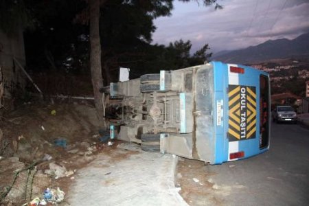 Öğrenci Servisi Kaza Yaptı, Aileler Hastaneye Koştu