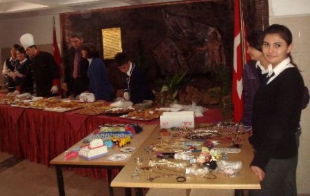 Öğrenci Ve Öğretmenleri Okula Kütüphane Kurmak İçin Kermes Açtı