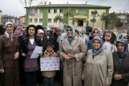 Öğrenci Ve Veliler, Okul Şartlarının Düzeltilmesi İçin Gösteri Yaptı