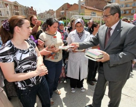 Öğrenci ve veliler birlikte kitap okudu