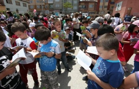 Öğrenci ve veliler birlikte kitap okudu