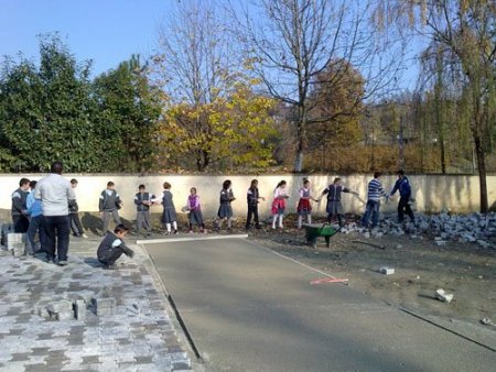 Öğrenci Ve Veliler Parke Taşı Döşeyerek Okul Bahçesini Çamurdan Kurtardı