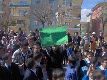 Öğrenci Ve Veliler Üst Geçit İçin Yolu Trafiğe Kapadı