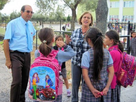 Öğrenci velileri okul önünde trafik levhası ve hız kesici istedi