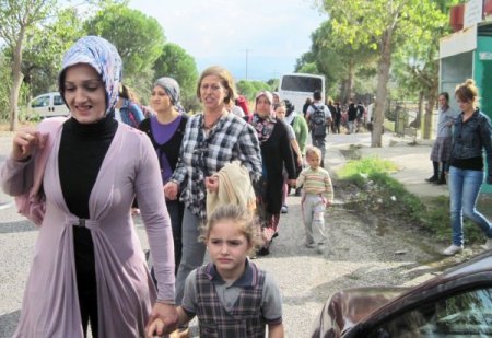 Öğrenci velileri okul önünde trafik levhası ve hız kesici istedi