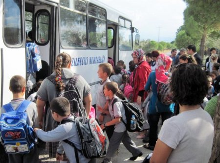 Öğrenci velileri okul önünde trafik levhası ve hız kesici istedi