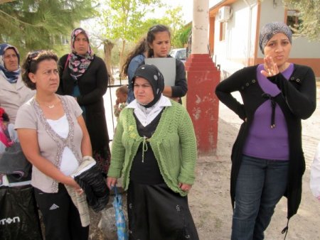 Öğrenci velileri okul önünde trafik levhası ve hız kesici istedi