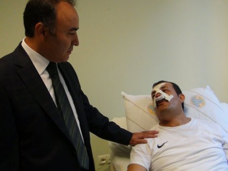 Öğrenci velisi, okul idarecisinin burnunu kırdı