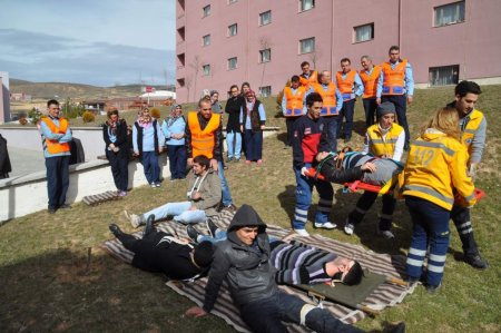 Öğrenci yurdunda deprem ve yangın tatbikatı