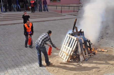 Öğrenci yurdunda deprem ve yangın tatbikatı