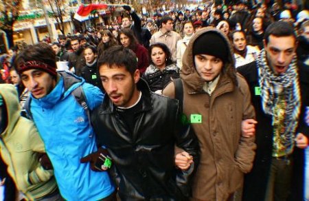 Öğrenci Yurtlarında Üşüyen Üniversiteliler Sokaklara Döküldü