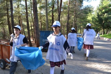 Öğrenciler, belediye ile beraber çevre temizliği yaptı