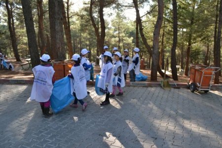 Öğrenciler, belediye ile beraber çevre temizliği yaptı