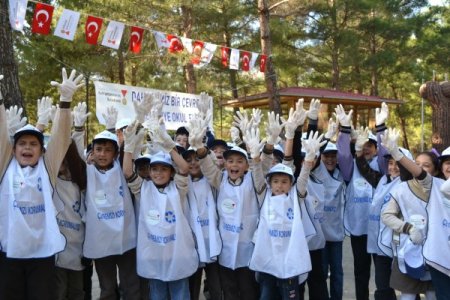 Öğrenciler, belediye ile beraber çevre temizliği yaptı