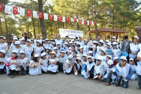 Öğrenciler, belediye ile beraber çevre temizliği yaptı