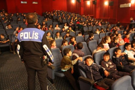 Öğrenciler, Çanakkale 1915 filmini polis abi ve ablalarıyla seyretti