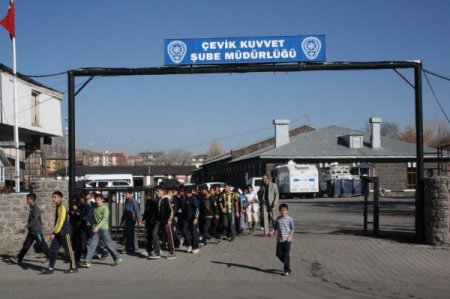 Öğrenciler, Çanakkale 1915 filmini polis abi ve ablalarıyla seyretti