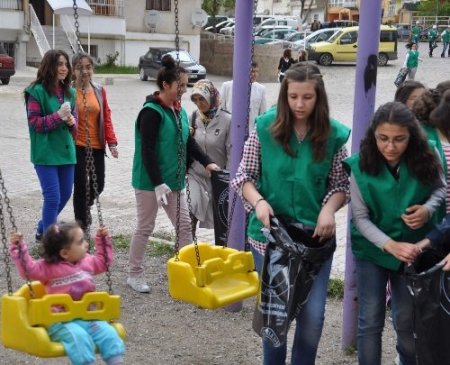 Öğrenciler, çevre bilinci oluşturmak için mahalleleri temizliyor