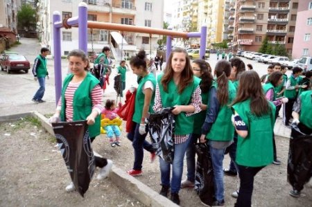 Öğrenciler, çevre bilinci oluşturmak için mahalleleri temizliyor